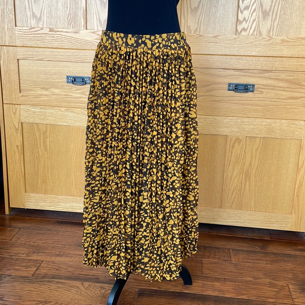 NWT Elie Tahari Pleated MIDI Skirt, size 10